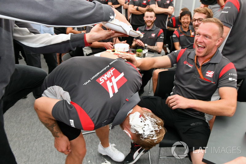 Romain Grosjean melempar kue ulang tahun ke rambut Kevin Magnussen