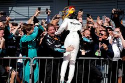 Race winner Lewis Hamilton, Mercedes AMG F1 celebrates in parc ferme, the team