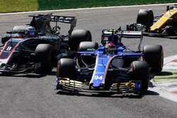 Pascal Wehrlein, Sauber C36-Ferrari, Romain Grosjean, Haas F1 Team VF-17, Jolyon Palmer, Renault Sport F1 Team RS17