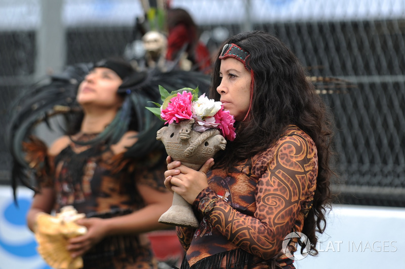 Mexican Dancers on the grid