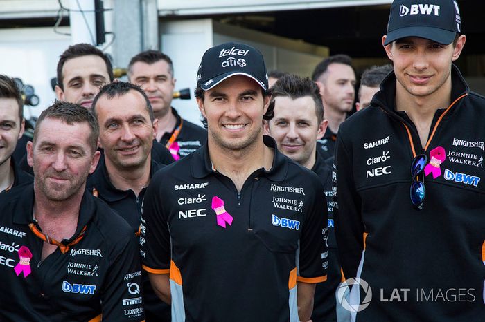 Sergio Pérez y Esteban Ocon en el acto de Force India contra el cáncer de mama