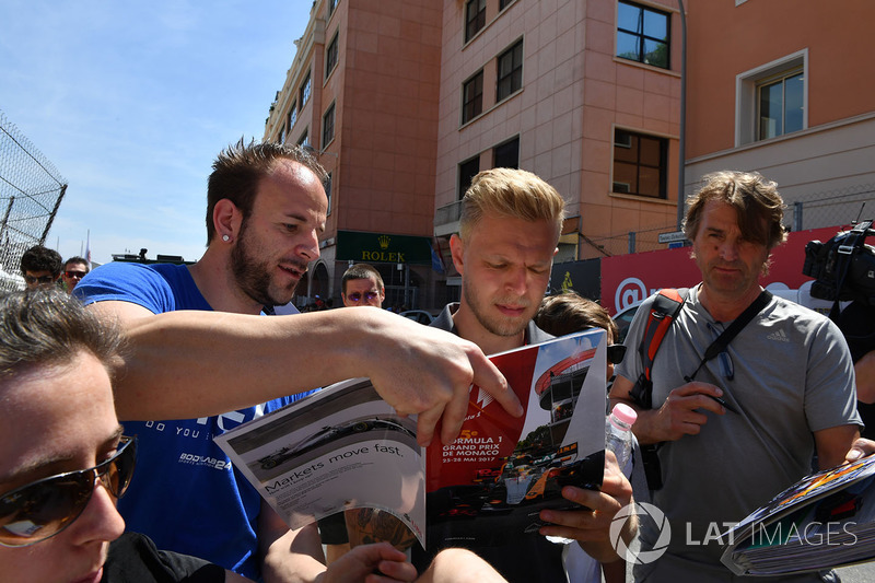 Kevin Magnussen, Haas F1 signs autographs for the fans