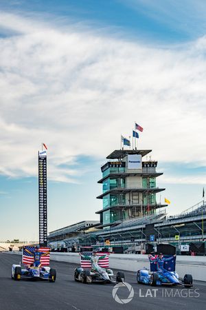 Scott Dixon, Chip Ganassi Racing Honda, Ed Carpenter, Ed Carpenter Racing Chevrolet, Alexander Rossi, Herta - Andretti Autosport Honda Verizon P1 Pole Award front row