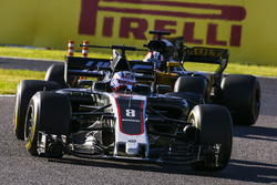 Romain Grosjean, Haas F1 Team VF-17, Nico Hulkenberg, Renault Sport F1 Team RS17
