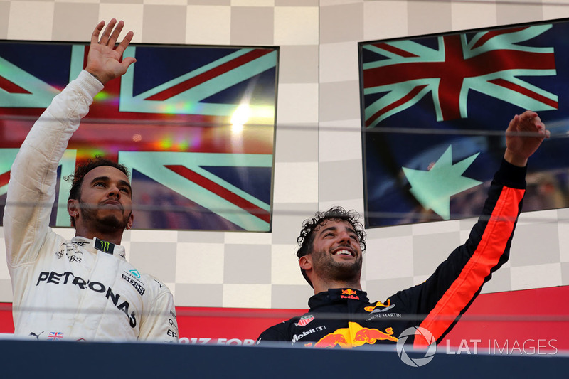 Il vincitore della gara Lewis Hamilton, Mercedes AMG F1 e Daniel Ricciardo, Red Bull Racing festeggiano sul podio