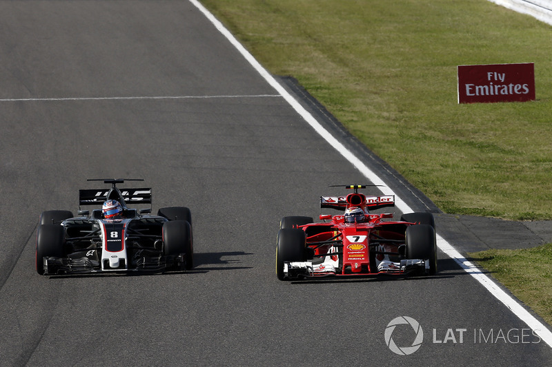 Romain Grosjean, Haas F1 Team VF-17 e Kimi Raikkonen, Ferrari SF70H lottano per la posizione