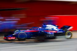 Pierre Gasly, Scuderia Toro Rosso STR13, pit stop action