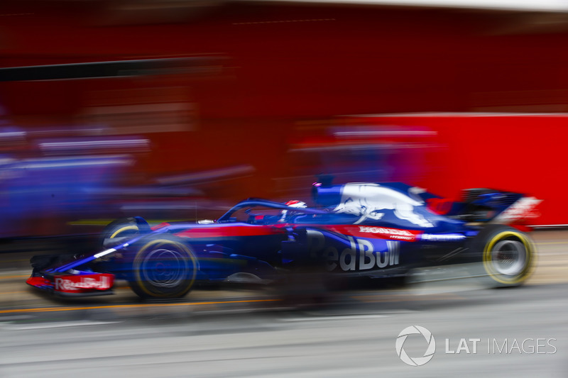 Pierre Gasly, Scuderia Toro Rosso STR13, pit stop action