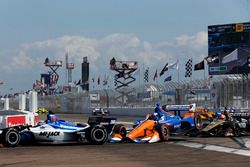 Takuma Sato, Rahal Letterman Lanigan Racing Honda. Scott Dixon, Chip Ganassi Racing Honda, James Hinchcliffe, Schmidt Peterson Motorsports Honda se crashent dans le premier virage