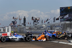 Takuma Sato, Rahal Letterman Lanigan Racing Honda. Scott Dixon, Chip Ganassi Racing Honda, James Hinchcliffe, Schmidt Peterson Motorsports Honda se crashent dans le premier virage