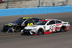 Jimmie Johnson, Hendrick Motorsports, Chevrolet Camaro Lowe's for Pros ed Erik Jones, Joe Gibbs Racing, Toyota Camry Sport Clips