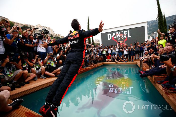 Daniel Ricciardo, Red Bull Racing, se zambulle en la piscina de la estación Red Bull Energy