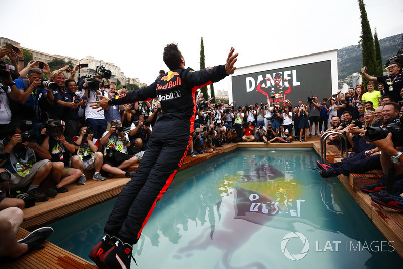 Daniel Ricciardo, Red Bull Racing, se zambulle en la piscina de la estación Red Bull Energy