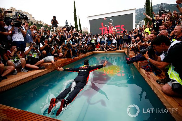 Daniel Ricciardo, Red Bull Racing, se zambulle en la piscina de la estación Red Bull Energy