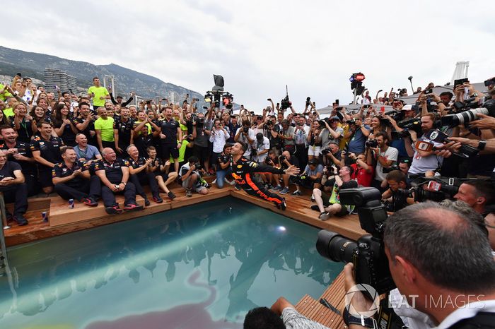 El ganador de la carrera Daniel Ricciardo, Red Bull Racing celebra con el equipo en la piscina Red Bull Energy Station