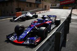Brendon Hartley, Toro Rosso STR13, Lance Stroll'ü, Williams FW41 geçiyor