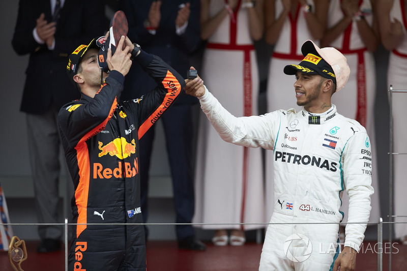 El ganador de la carrera Daniel Ricciardo, Red Bull Racing, bebe de su zapato con Lewis Hamilton, Mercedes AMG F1