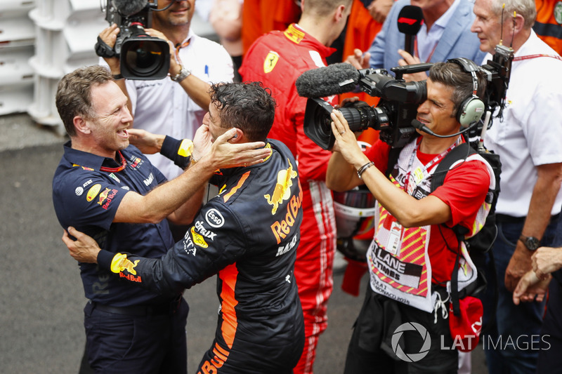 Christian Horner, directeur de Red Bull Racing, et le vainqueur Daniel Ricciardo, Red Bull Racing, fans le parc fermé