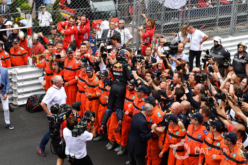 Il vincitore della gara Daniel Ricciardo, Red Bull Racing festeggia con il team nel parco chiuso