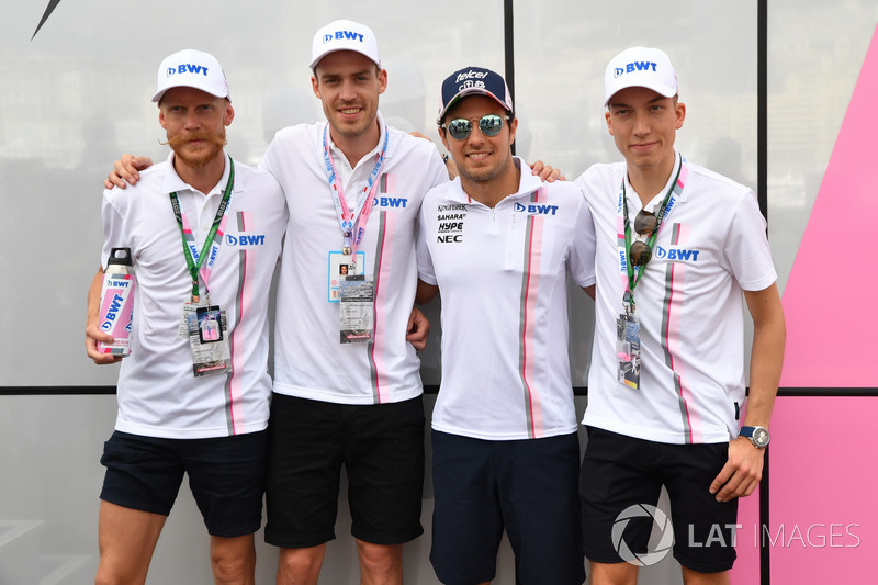 Sergio Pérez, Force India con los campeones olímpicos de salto de esquí de Noruega Andreas Stjernen, Robert Johansson y Johann Andre Forfang