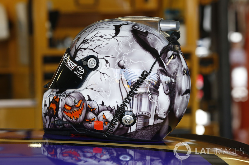 Helm von Kyle Busch, Joe Gibbs Racing