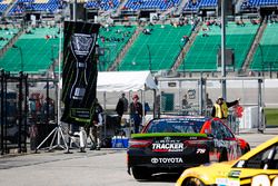 Martin Truex Jr., Furniture Row Racing Toyota e una banndiera Monster Energy Championship