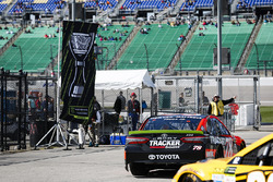 Martin Truex Jr., Furniture Row Racing Toyota e una banndiera Monster Energy Championship
