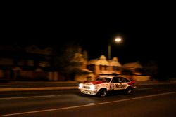 Une voiture de tourisme Holden dans les rues d'Adélaïde