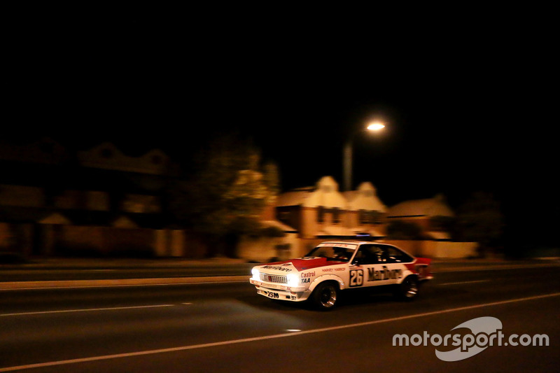 Een Holden toerwagen in de straten van Adelaide