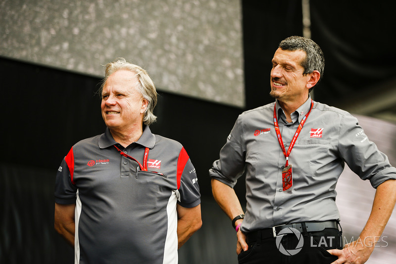 Gene Haas, Team Owner, Haas F1 Team, Guenther Steiner, Team Principal, Haas F1 Team, op het podium