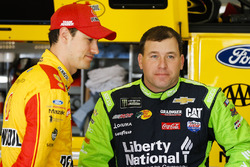 Joey Logano, Team Penske Ford Fusion and Ryan Newman, Richard Childress Racing Chevrolet Camaro