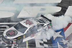 Kevin Harvick, Stewart-Haas Racing, Ford Fusion Jimmy John's festeggia la vittoria