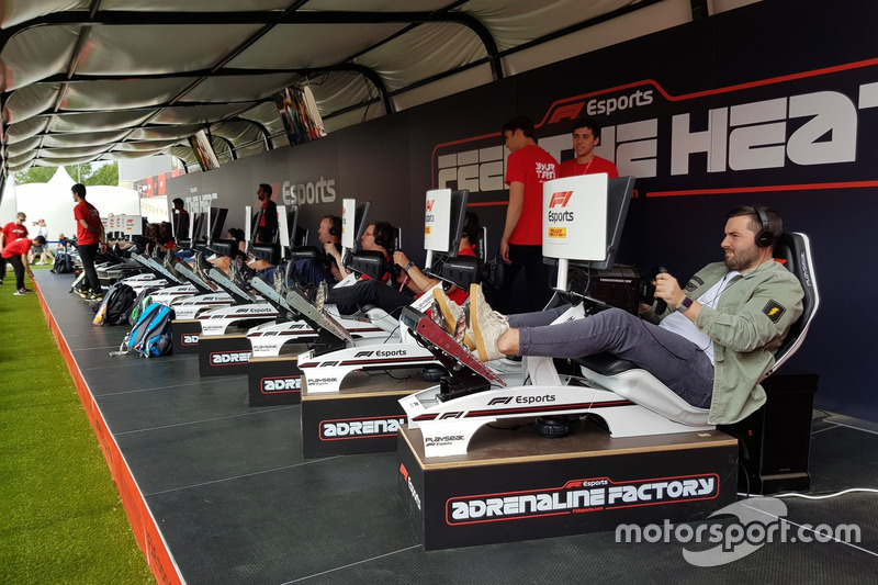 Beradu cepat di tenda Esports. Tidak heran tempat ini paling banyak dikunjungi di F1 Fanzone