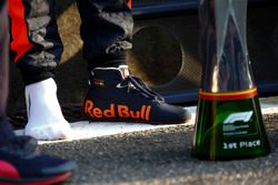 Le trophée et la chaussure du vainqueur Daniel Ricciardo, Red Bull Racing