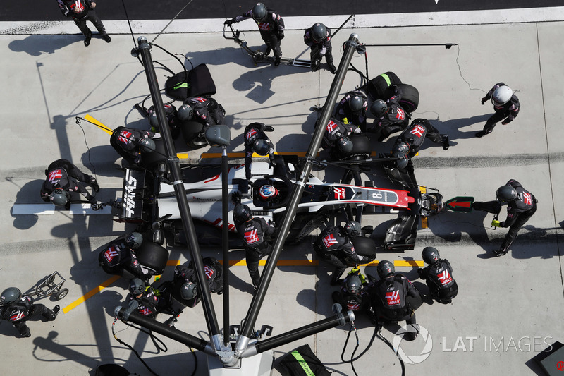 Romain Grosjean, Haas F1 Team VF-18 Ferrari, s'arrête au stand