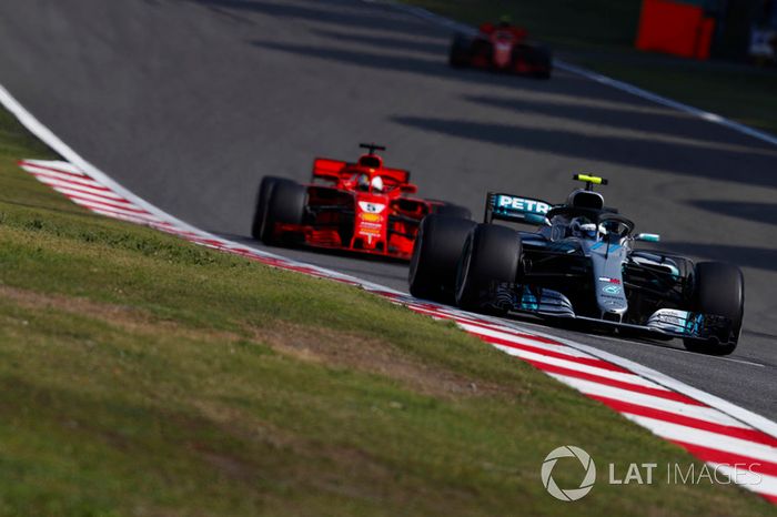 Valtteri Bottas, Mercedes AMG F1 W09, Sebastian Vettel, Ferrari SF71H, y Kimi Raikkonen, Ferrari SF71H