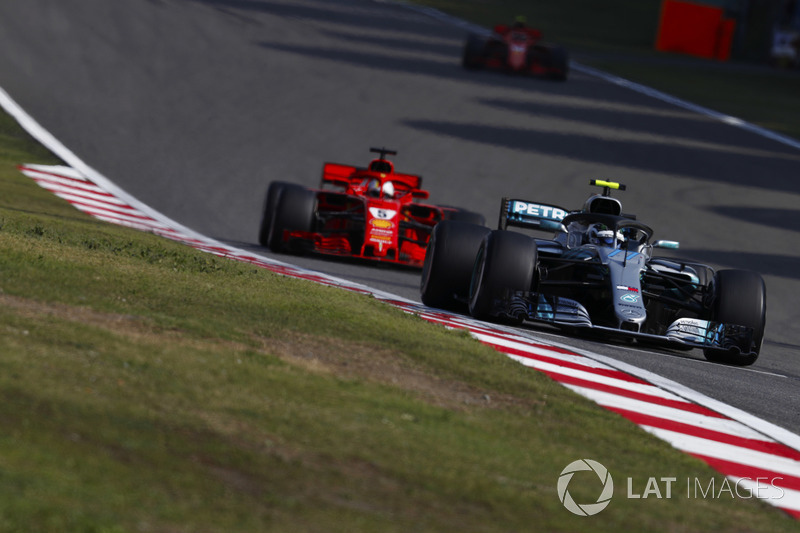 Valtteri Bottas, Mercedes AMG F1 W09, precede Sebastian Vettel, Ferrari SF71H, e Kimi Raikkonen, Ferrari SF71H