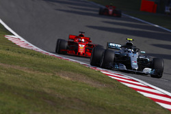 Valtteri Bottas, Mercedes AMG F1 W09, Sebastian Vettel, Ferrari SF71H, y Kimi Raikkonen, Ferrari SF71H