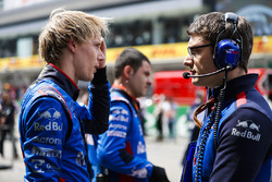 Brendon Hartley, Toro Rosso, talks to an engineer on the grid