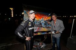 El ganador de la carrera Josef Newgarden, el equipo Penske Chevrolet, con el artista Bill Patterson