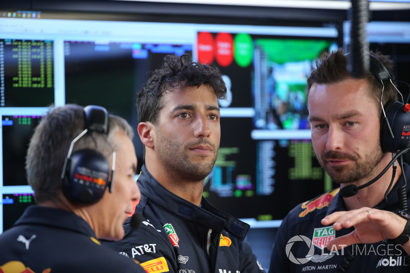 Daniel Ricciardo, Red Bull Racing, con degli ingegneri