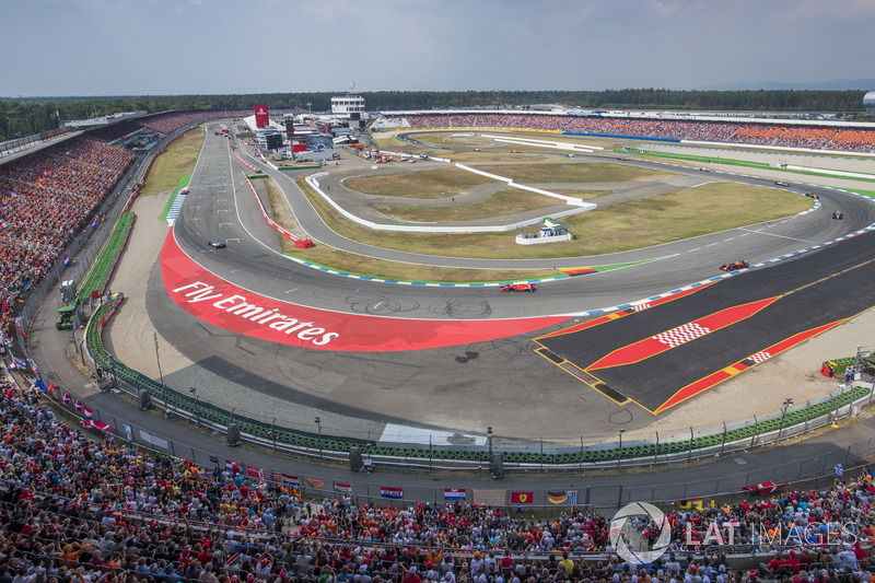 Себастьян Феттель, Ferrari SF71H,попереду Валттері Боттаса, Mercedes AMG F1 W09, Кімі Райкконена, Ferrari SF71H, та Макса Ферстаппена, Red Bull Racing RB14
