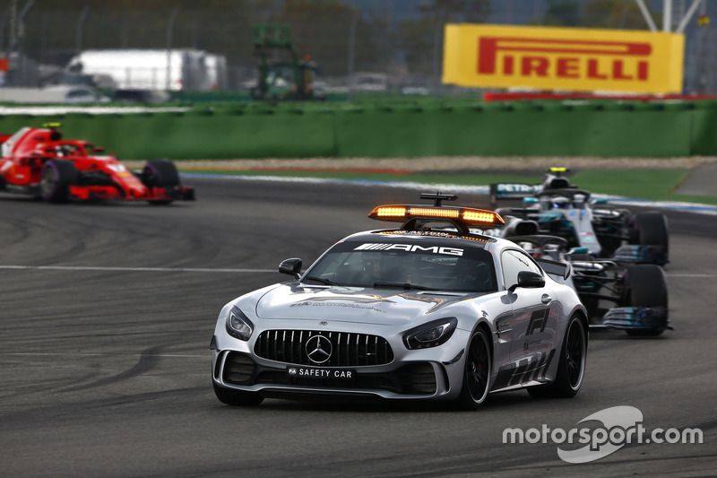 Por causa do acidente, o Safety Car foi acionado e reagrupou os carros na pista, com Hamilton já na liderança
