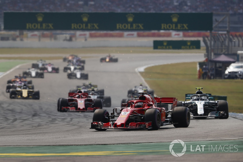 Старт гонки: Себастьян Феттель, Ferrari SF71H, Валттери Боттас, Mercedes AMG F1 W09, Кими Райкконен, Ferrari SF71H, и Макс Ферстаппен, Red Bull Racing RB14