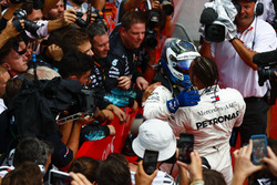 Valtteri Bottas, Mercedes AMG F1, et Lewis Hamilton, Mercedes AMG F1, dans le parc fermé