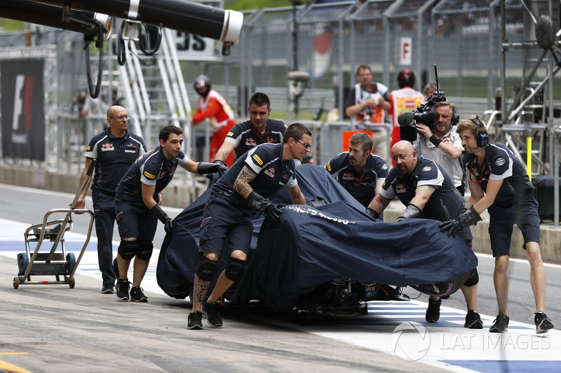 El coche de Daniil Kvyat, Scuderia Toro Rosso STR11 vuelve a boxes después de su accidente