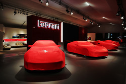 Vetture Ferrari di notte