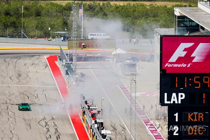 Usain Bolt se toma un paseo en un Mercedes de Lewis Hamilton, Mercedes AMG F1