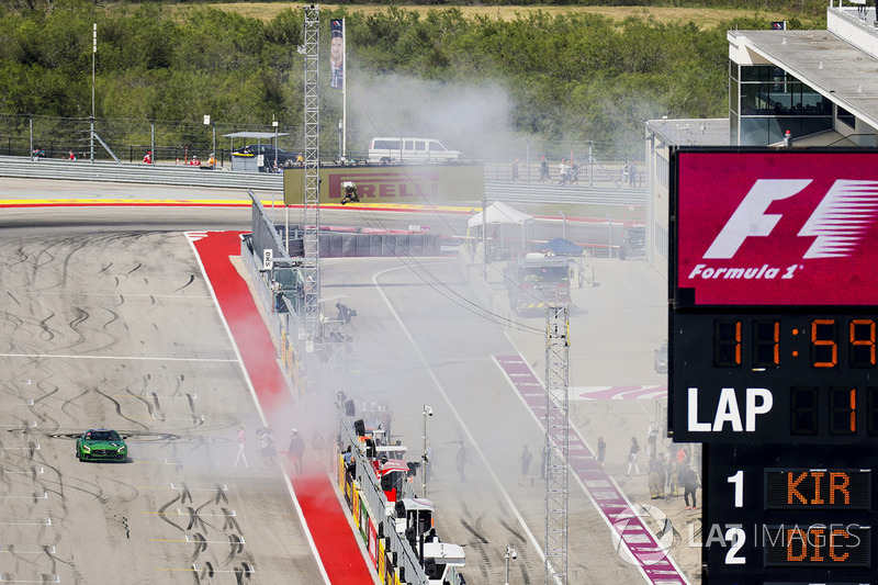 Usain Bolt se toma un paseo en un Mercedes de Lewis Hamilton, Mercedes AMG F1