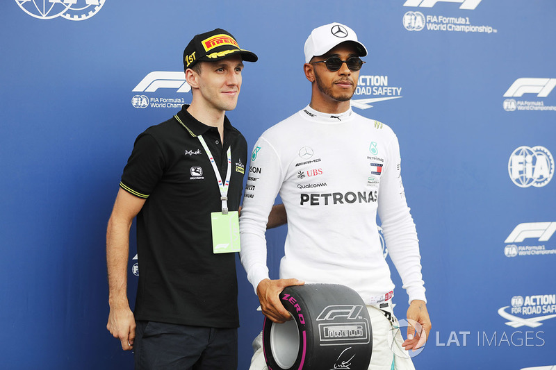 Profesyonel bisikletçi Simon Yates ve Pole: Lewis Hamilton, Mercedes-AMG F1